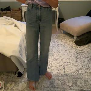 Ett par jeans från monki som heter Yoko jeans, använd några gånger🥰 Köparen står för frakten! Storlek 26