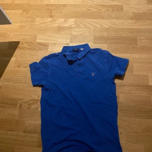 Gant piké tröja storlek M regular Fit. - Använder inte denna längre den är använd fåtal gånger och är inte strykt på bilden men om man stryker den ser den finare ut. Den sitter rätt så stort på mig pga att jag har tappat mycket vikt. Mitt första pris är 120kr men kan gå ner vid snabb affär