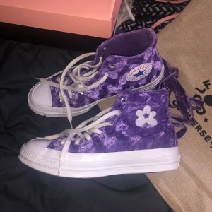Golf Le Fleur converse - Storlek 39. Köpta på Caliroots när dom släpptes💞 Har inte creaseat dom elr liknande men dock är d lite smuts som bara går att torka av med lite blött papper på själva sulan. 