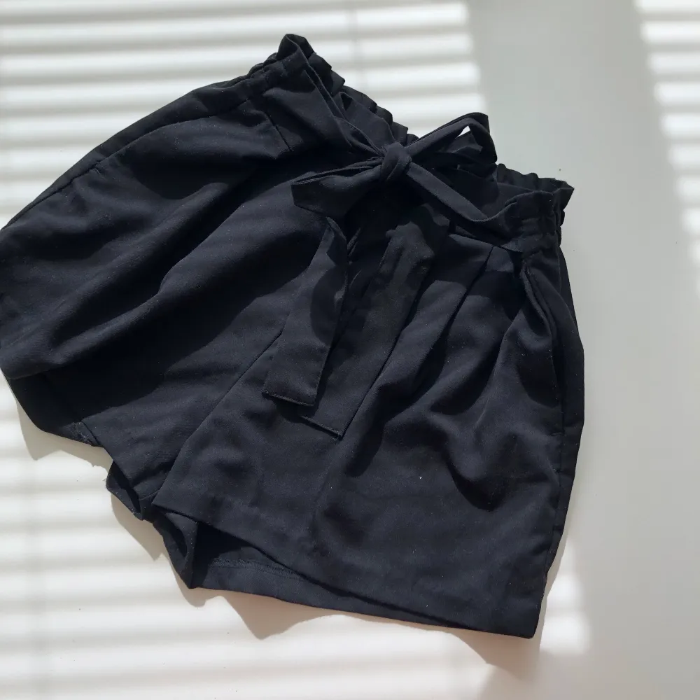 säljer dessa kostymshorts från hm för 100kr styck eller 150kr för båda 💕 (frakt tillkommer) de gråa är i stl 40 och de svarta i 38 men jag skulle säga att båda är små i storleken och passar stl 36-38, man kan justera dom i midjan så de passar vem som helst typ🥰. Jeans & Byxor.