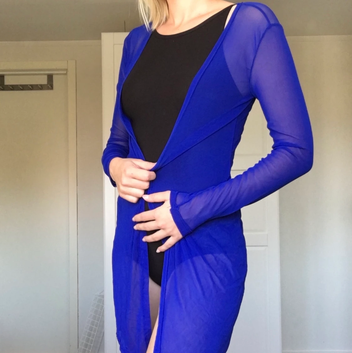 Tunn blå kofta i mesh