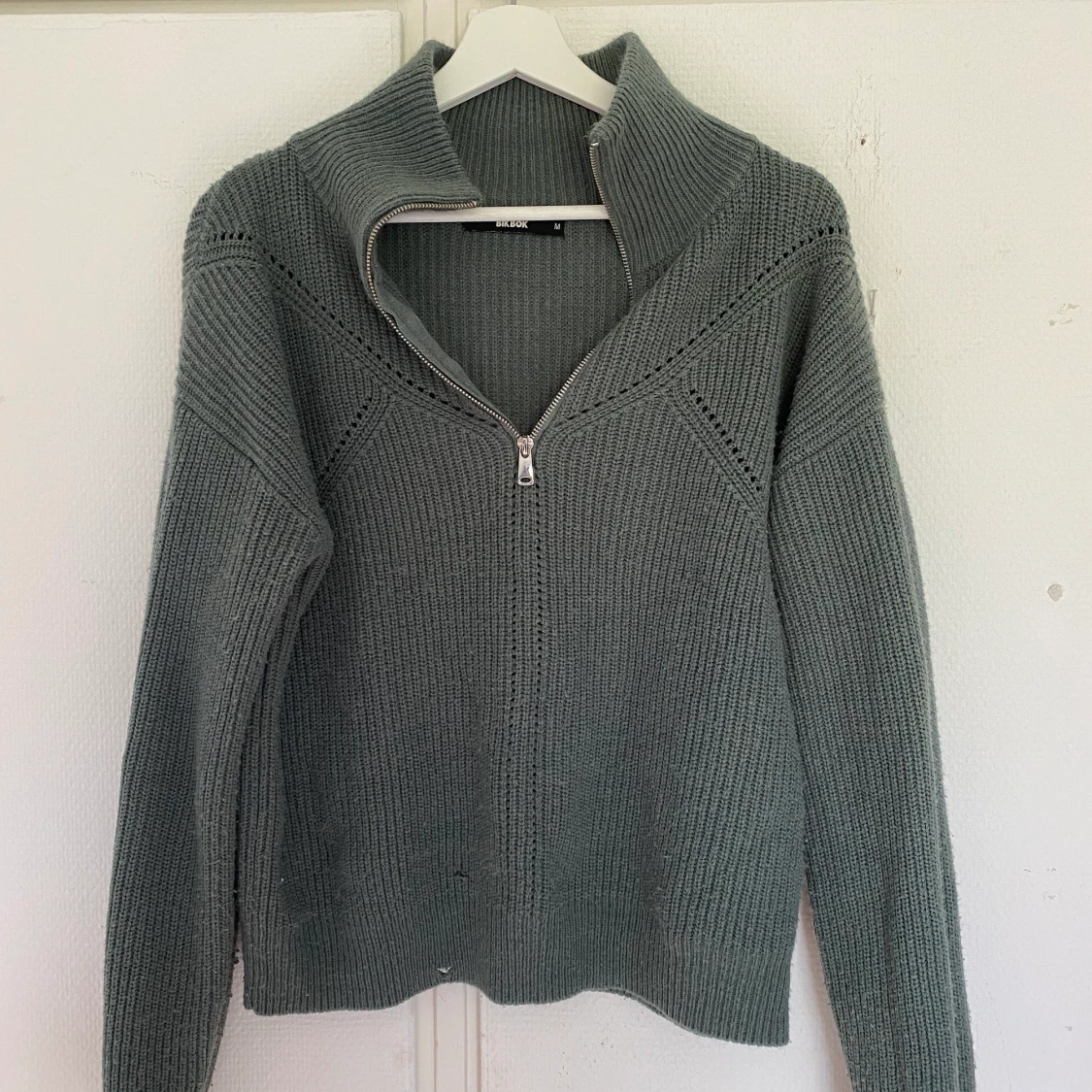 Stickadtröja med dragkedja 