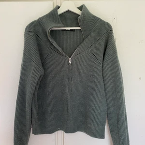 Stickadtröja med dragkedja  - Fin grön stickad tröja från BikBok🌿🌿 Välanvänd men i bra skick! Nypris runt 200-300kr (minns ej) 💚 