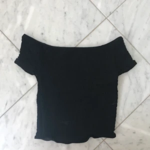 Svart topp - Svart tight topp från Brandy Melville. Tyget är lite ribbat. Gott skick!