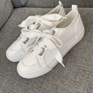 Skor  - Helt oanvända vita sneakers. 
