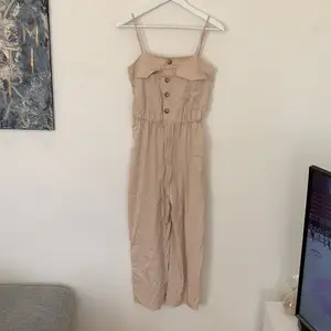 Fin beige byxdress helt oanvänd med prislapp kvar. 