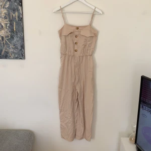 Byxdress  - Fin beige byxdress helt oanvänd med prislapp kvar. 