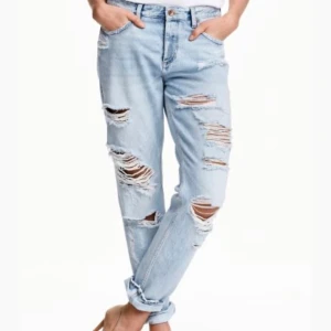 SLITNA BOYFRIEND JEANS FRÅN H&M - Säljer dem här fina boyfriend jeansen ifrån H&M! Dem i bra skick och bara använda ett fåtal gånger😊 Storlek 34 och det stämmer enligt mig, skulle nog passa 36 också om man är på gränsen mellan storlekarna!! Hör av er vid ytterligare frågor och förslag på pris 🤩