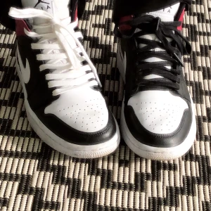 Nike Air Jordan 1’s - Säljer ett par Jordan 1’s i mid från damavdelningen. Köptes i vintras, har använts ett par gånger. Säljs pga de inte kommer till användning längre. Box finns kvar!  Det har blivit hög efterfrågan på skorna, så det blir bud som gäller!  Bud just nu: 1200kr