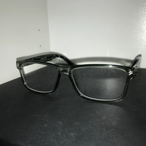 Läsglasögon grågröna - Säljer dessa läsglasögon då jag inte använder dem och har ett par som jag använder mer. Med styrka +1.00. Frakt tillkommer!