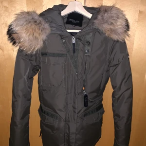 Hollisjacka - Militärgrön hollisjacka. Den går precis ner till rumpan och är perfekt passform. Knappt använd och ser ut som ny