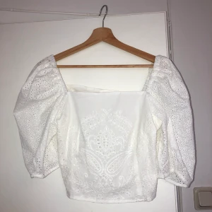 Ny blus från HM - Supersöt blus från Hm med prislappen kvar. Puffärmar och dragkedja i sidan. Frakten ingår i priset 😊