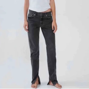 Zara jeans - Säljer dessa jeans från zara då jag int elanvändning dem! Budgivning i kommentarerna. Budgivningen slutar på måndag!!!💕