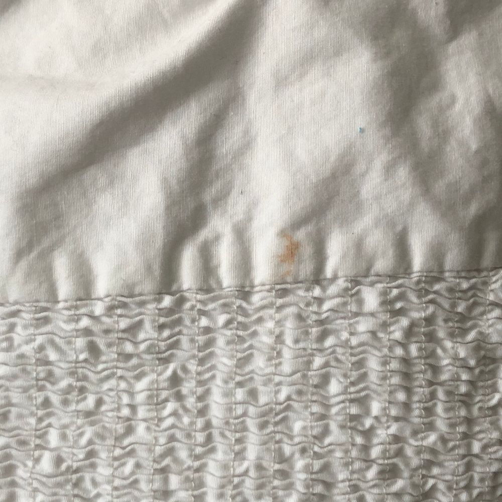 råkat spillt på klänningen vilket resultera i en missfärgning på framsidan som inte går bort samt att det finns en foundation/bus fläck på baksidan (kan skicka bild på placering vid förfrågan). Lite stor i storleken så passar upp till M. Dma vid fler frågor❤️. Klänningar.