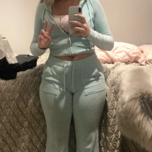 juicy couture set - funderar på att sälja mitt juicy couture set beroende på hur mycket jag kan få för de, annars behåller jag. det är storlek xs och är bootcut