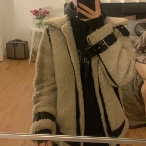 Jacka - Säljer denna jacka som är från bikbok, köpt förra året. armarna har som ett ”bälte” nertill som går att justera Köparen står för frakten!