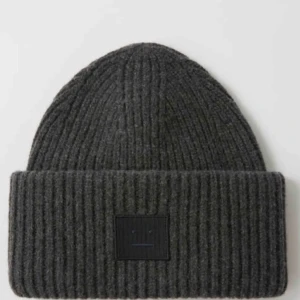 Acne mössa💞 - En superfin och trendig acne mössa som är använd Max 5 ggr och i superfint skick💕skriv vid fler frågor och vid snabb affär kan priset diskuteras, SÄLJER ÄVEN EN ROSA