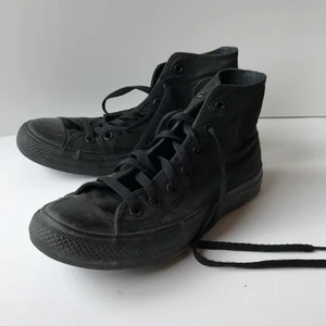Svarta converse, stl 39 - Jättecoola hel svarta converse köpta på plick för 300kr, säljer för 175kr+frakt! Kan även mötas upp i gbg. De är lite smutsiga men jag kan tvätta dem innan jag skickar, annars är det inget fel på dem💗🥺