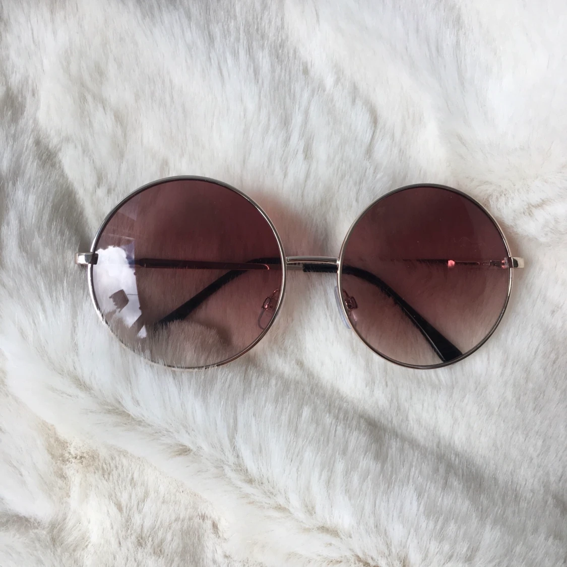 Runda solglasögon. - 90