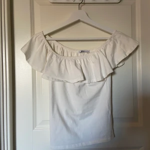 Vit off shoulder topp - Använd ett fåtal gånger.