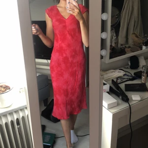 Klänning - Röd, jättefin klänning från principal som tyvärr aldrig kommer till användning. Buda från 60kr