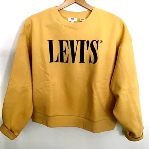 Levi’s tröja - ny LEVI'S    tröja i gul färg. Storlek M, finns fortfarande  tag lappar kvar!  Graphic Diana Crew Yellows/Oranges som den heter på hemsidan. Ord pris 699kr och jag säljer den för 500kr