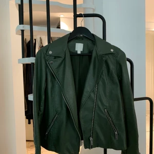 Grön skinnjacka  - Grön skinnjacka, endast haft i ett år så knappt använd! Storlek 40 men känns som 38. Möts i sthlm eller köpare står för frakt 