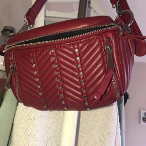 Zara väska - Säljer min röda zara väska, köpt förra sommaren men använd Max 3 gng!💜