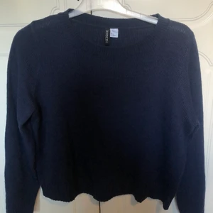 Stickat tröja mörkblå från HM  -  Den här varma mörkblå stickadetröjan är i bra skick samt en få använda gånger den är från H&M. 