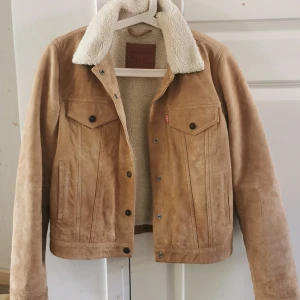 Levis mocka jacka stl S - Snygg levis mocka jacka stl S, använd 1 gång så den är som ny. Går att köpa nu 600kr. Köparen står för frakten. 