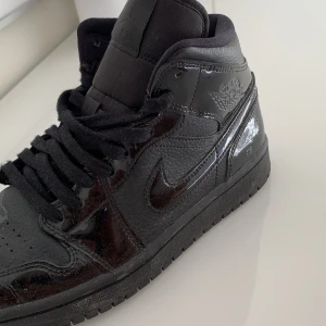 Jordans - Svarta jordans köpta för 1200 kr! Säljer pga att jag bara använder converse typ! Spaaaarsamt använda och säljs såklart blänkande rena! Köpare står för den lilla frakt som tillkommer om inte annat sägs <3
