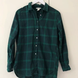 Flanellskjorta - Grönrutig flanellskjorta från H&M. Storlek 34 men passar även 36. Köparen står för frakten.