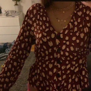 Blus  - Säljer min jättefina röda blus . Från ginatricot✨ storlek Xs . Säljer pga vill bli av med så mycket kläder som möjligt✨💗