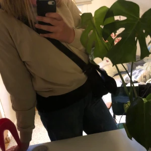 En beige sweatshirt - En enkel beige sweatshirt som enkelt kan stylas till allt. Den är i större storlek så mer oversize. Alldrig använd så i mycket bra skick.                                 Kan mötas i Göteborg annars står köparen för frakt.😊