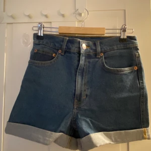 Monki jeansshorts strl 27 - Dessa jeansshorts är helt oanvända och var helt enkelt för små för mig. Höga i midjan och en blå och fin jeanstvätt som passar till det mesta. 🏝 