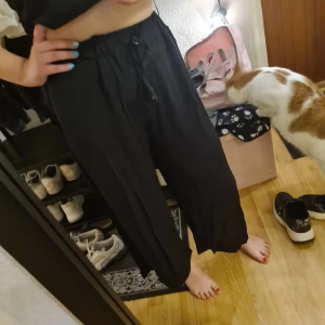 Svarta vida byxor från shein. Oanvända - Storlek M/L . Katt finns i hemmet 