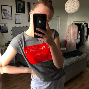 T-shirt från Calvin Klein - Aldrig använt, mycket fint skick!