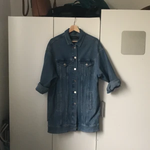 denim jacka - en fint och bra kvalitet denim jacka, small but very loose, can fit medium size people too
