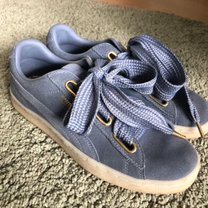 Puma suede sneakers - Jättefina ljusblå sneakers i mocka från puma med gulddetaljer. Använda max 3 gånger och säljer på grund av att de inte lite små för mig. Storlek 38,5!