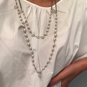 Halsband med pärlor - Pärlhalsband som kan gå två varv runt halsen. Kan hämtas i Stockholm, Bromma eller fraktas :)
