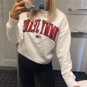 Sweatshirt  - Säljer nu min sweatshirt från Tommy Hilfiger då den inte kommer till användning. Endast använd några få gånger! Köpt för 1000 kronor. Köparen står för frakten❤️ Buda gärna i kommentarerna, då många är intresserade!! Högsta bud är 600, budgivning avslutas 17.00 idag
