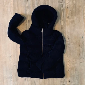 Dunjacka i sammet, M - Har beslutat att sälja min mysiga dunjacka från Zara! Har pendlat mellan den och två andra jackor under vintersäsongen, och är därför som ny! Frakt ingår! 