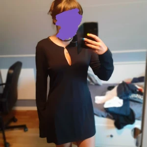 Klänning? - Den skulle funka som klänning men den har slits på båda sidor som går upp till höftbenet på mig.  storleken står som xl men passar mig som brukar va s/m