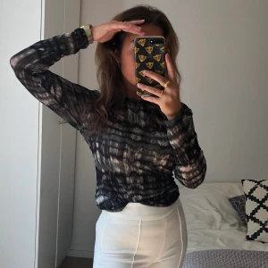 Tie dye topp Ivyrevel  - Från Ivyrevel. Storlek L/XL. Använd som en oversized topp, har vanligtvis xs/s. Mer grön än vad den ser ut att vara på bilderna. Frakt 45 kr tillkommer. 