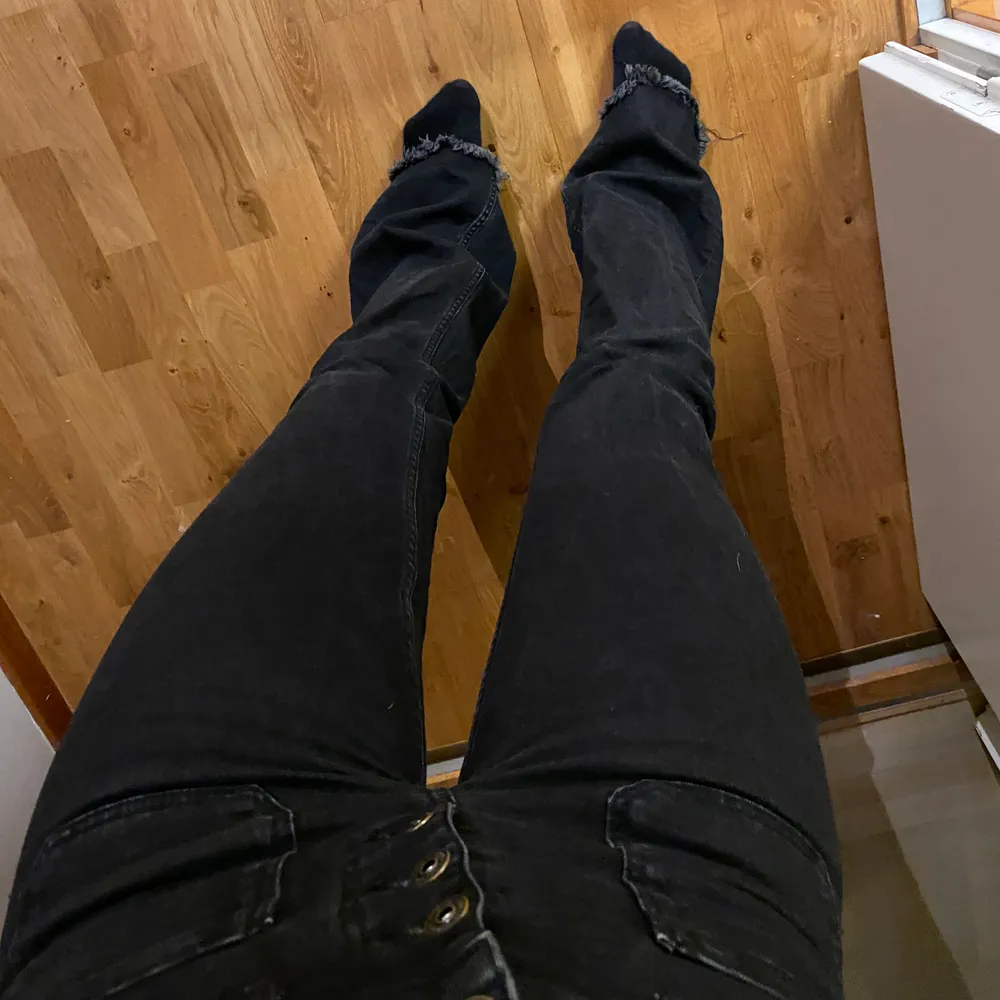 Utsvängda jeans från zara men knappar fram, fickor både fram o bak samt patch på högra bakfickan! Samt slitning längst ner. De är lite för långa på mig som är 166. . Jeans & Byxor.