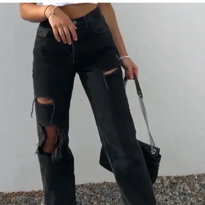 Svarta jeans från Zara - Säljer nu dessa asfina jeans med slitningar från Zara!! Jeansen är svarta och högmidjade. Jag har tyvärr aldrig använt dom då dom är lite förstora för mig. Storlek 32, men fungerar nog upp till 36.      