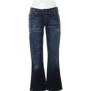 Lågmidjade Armani jeans i perfekt skick! Säljer de för att dom är för små för mig. (Är 175 och de e för korta för mig samt för små i höfterna/midjan) pris kan diskuteras 