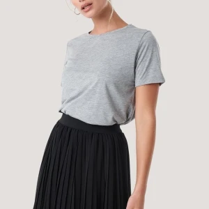 Svart kjol från NA-KD - Superfin kjol i nyskick, endast använd vid ett tillfälle. Köparen står för frakt men priset går att diskutera så att alla blir nöjda💗