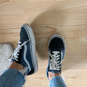 VANS old school i blå färg - Super balla vans i blå färg! Säljes pga används inte  längre! :( pris kan disskuteras. OBS, köparen står för eventuell frakt! 