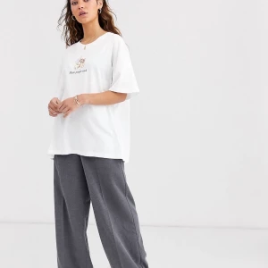 T-shirt från Weekday med tryck i storlek 38/M! - Skön och slapp t-shirt med tryck. Snygg passform, oversized. 100 kr inkluderad frakt.